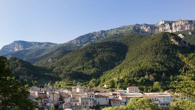 Chatillon en Diois, village médiéval, au pied du majestueux Glandasse