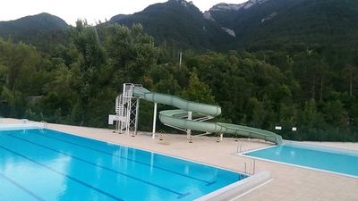 Profiter de la piscine municipale, moins nature mais tout aussi rafraîchissante ! (© Camping de Die) 