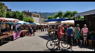 Flâner sur le marché (assez incroyable) de Die, les mercredis et samedis