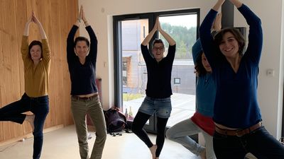 Partager vos 'talents' créatifs, culinaires, manuels… ici, Céline et ses copines font des postures de yoga